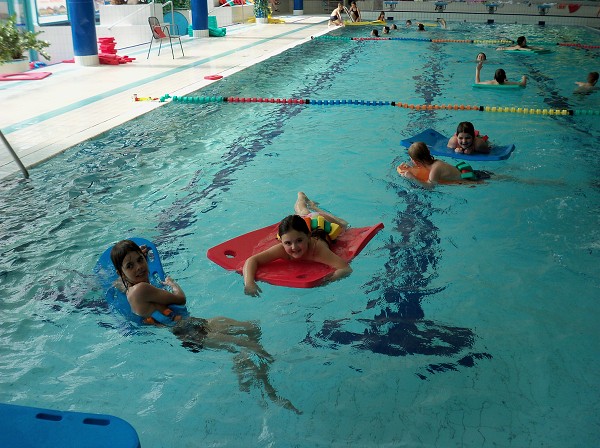 Školáci v bazénu