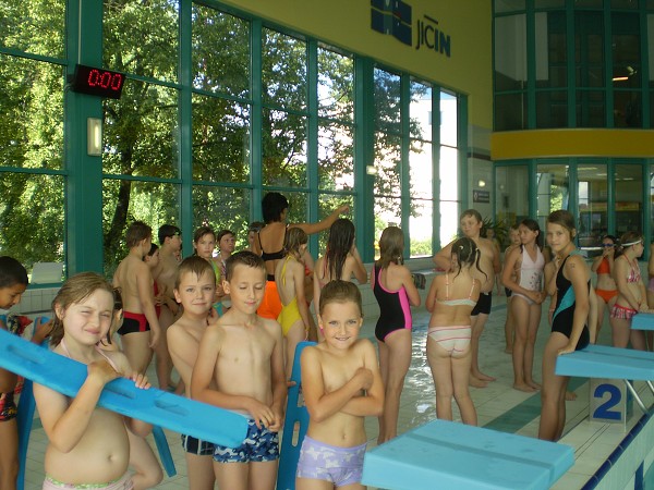Školáci v bazénu